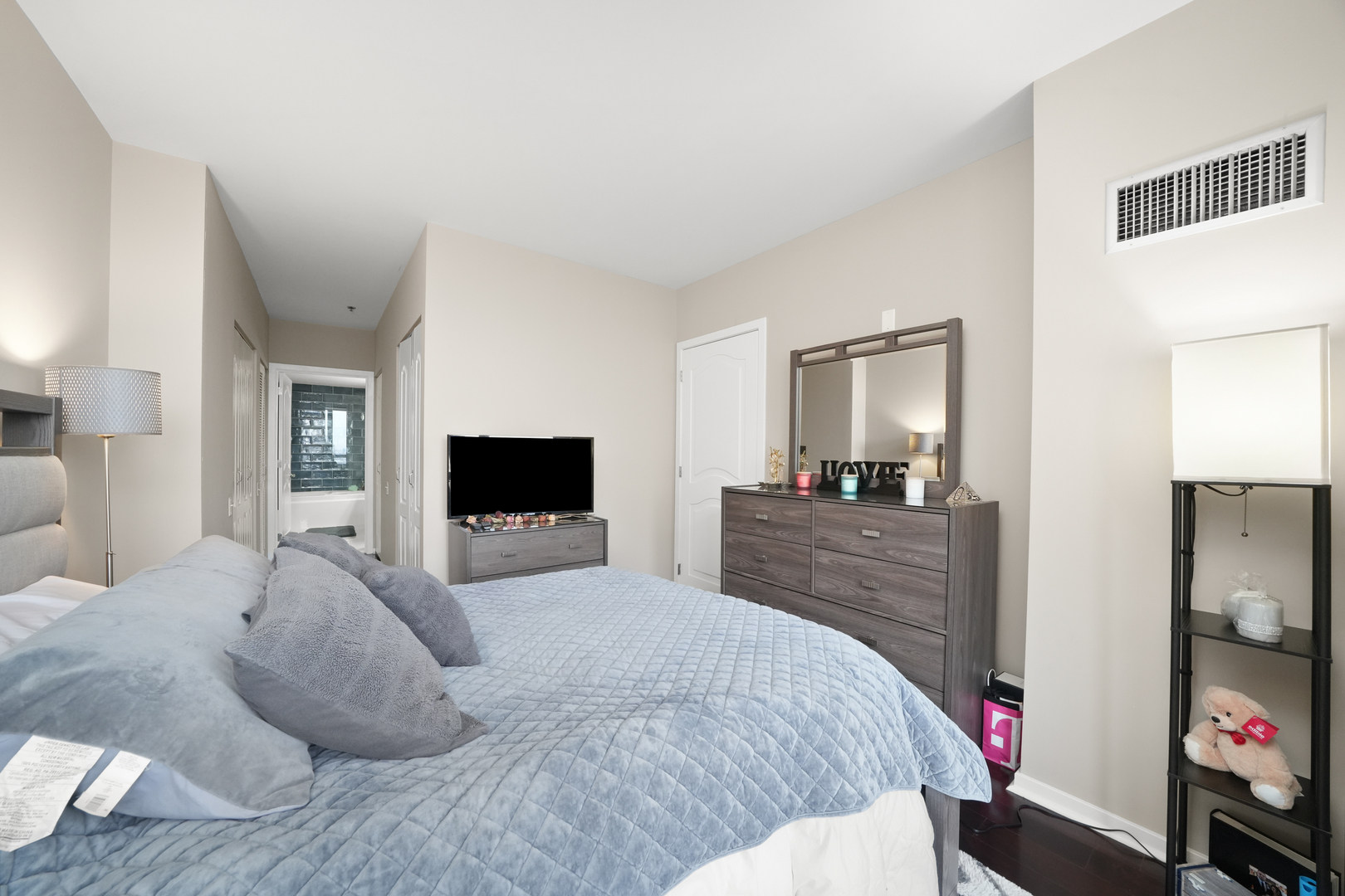 210 S DES PLAINES Street Unit: 2207