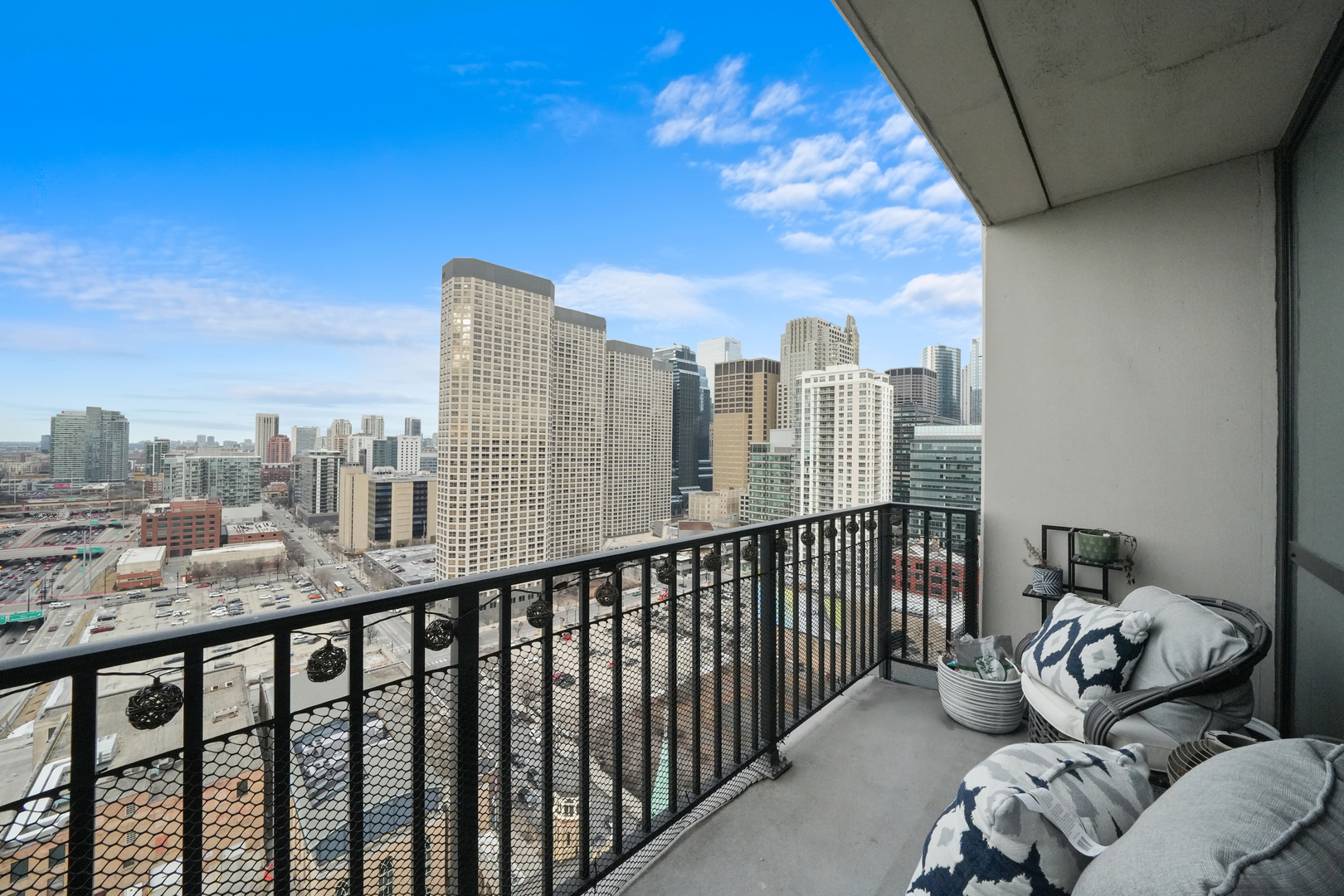 210 S DES PLAINES Street Unit: 2207