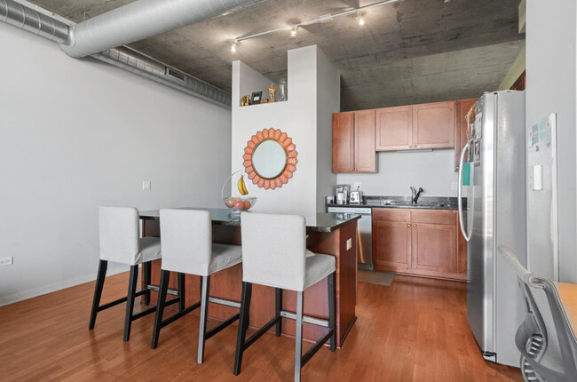 700 N Larrabee Street Unit: 1804