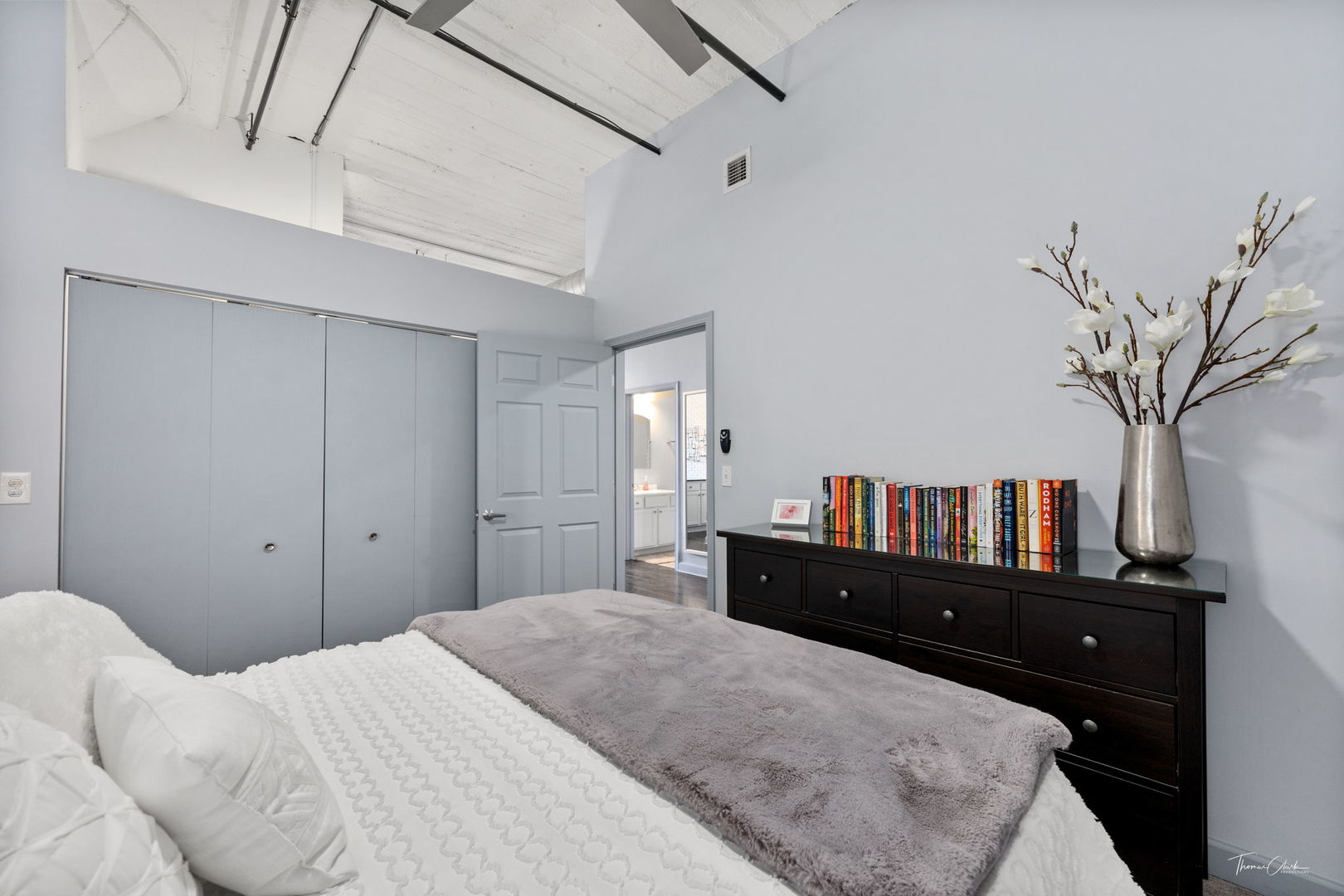 221 E Cullerton Street Unit: 417