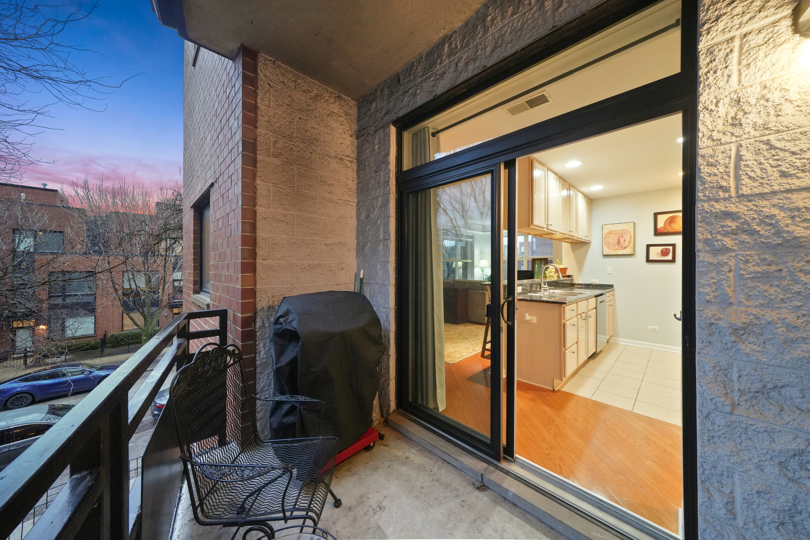 2307 W Wolfram Street Unit: 311