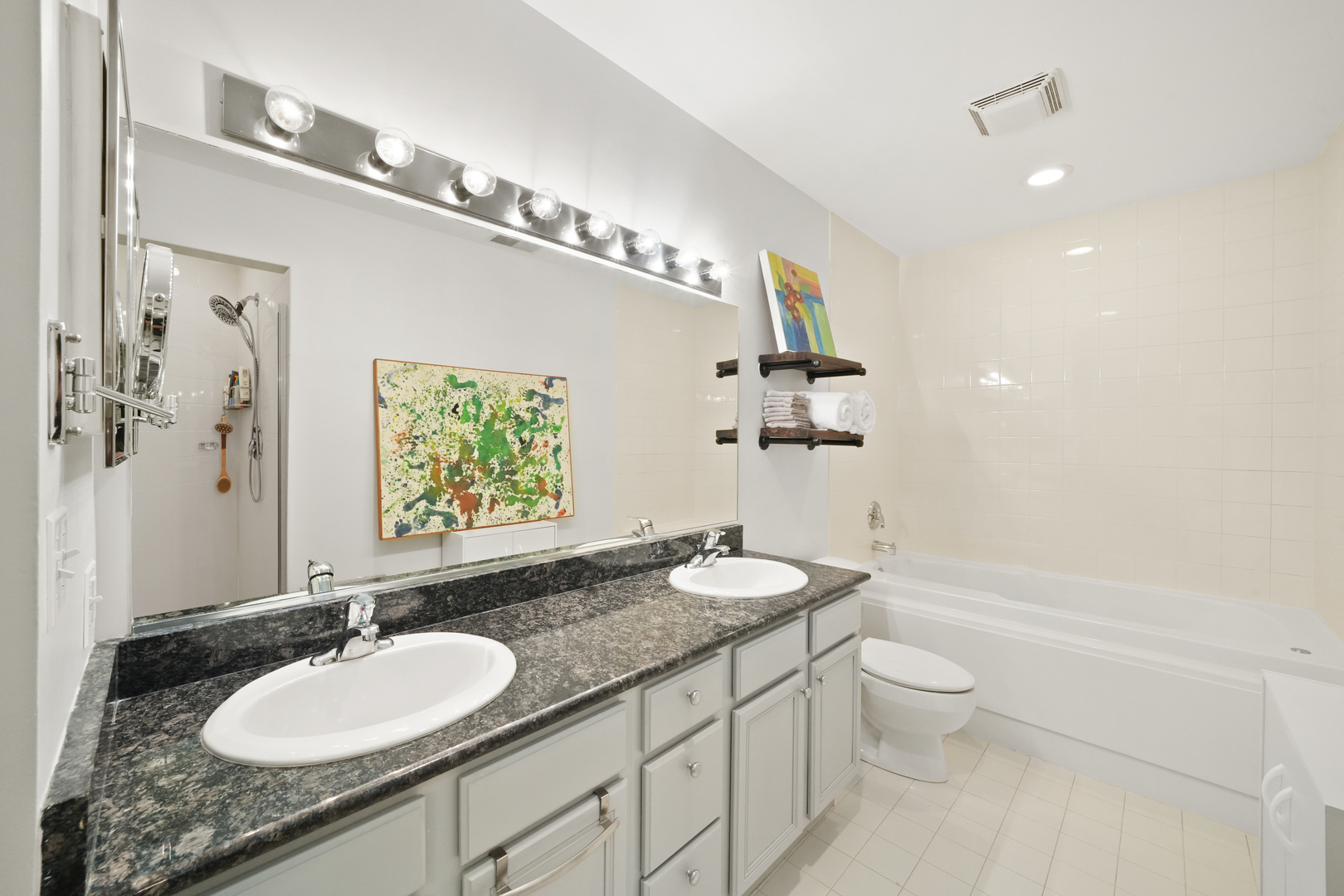 2307 W Wolfram Street Unit: 311
