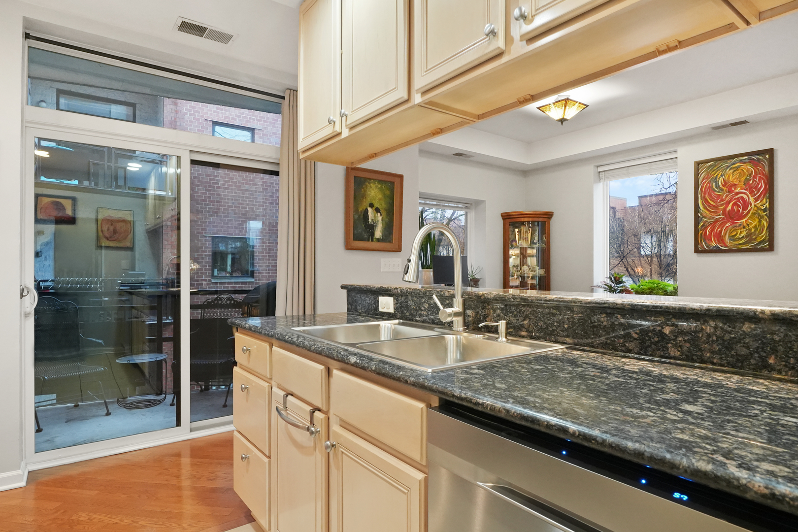 2307 W Wolfram Street Unit: 311