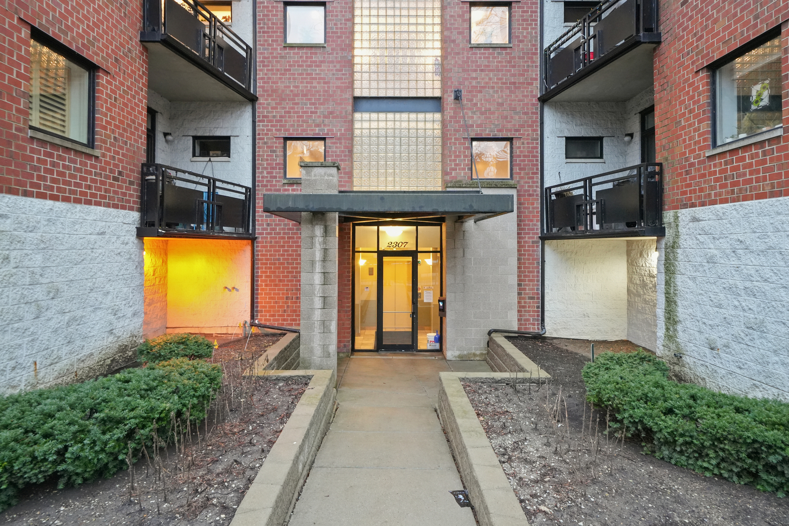 2307 W Wolfram Street Unit: 311