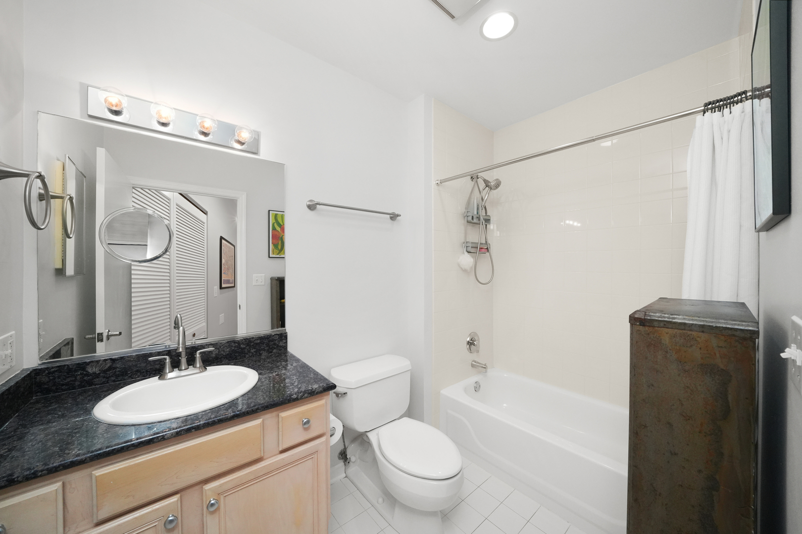 2307 W Wolfram Street Unit: 311