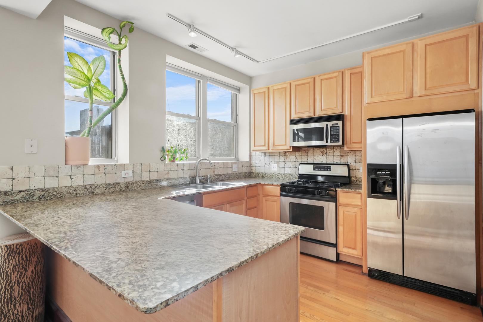 6145 N LAKEWOOD Avenue Unit: 3