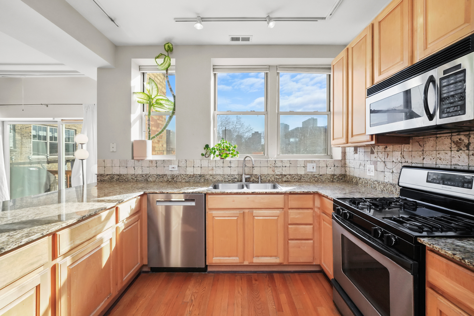 6145 N LAKEWOOD Avenue Unit: 3