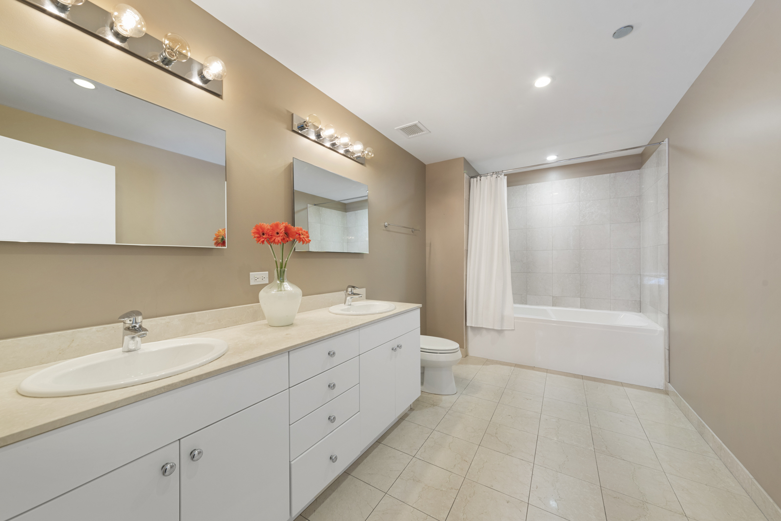 8 E RANDOLPH Street Unit: 1905