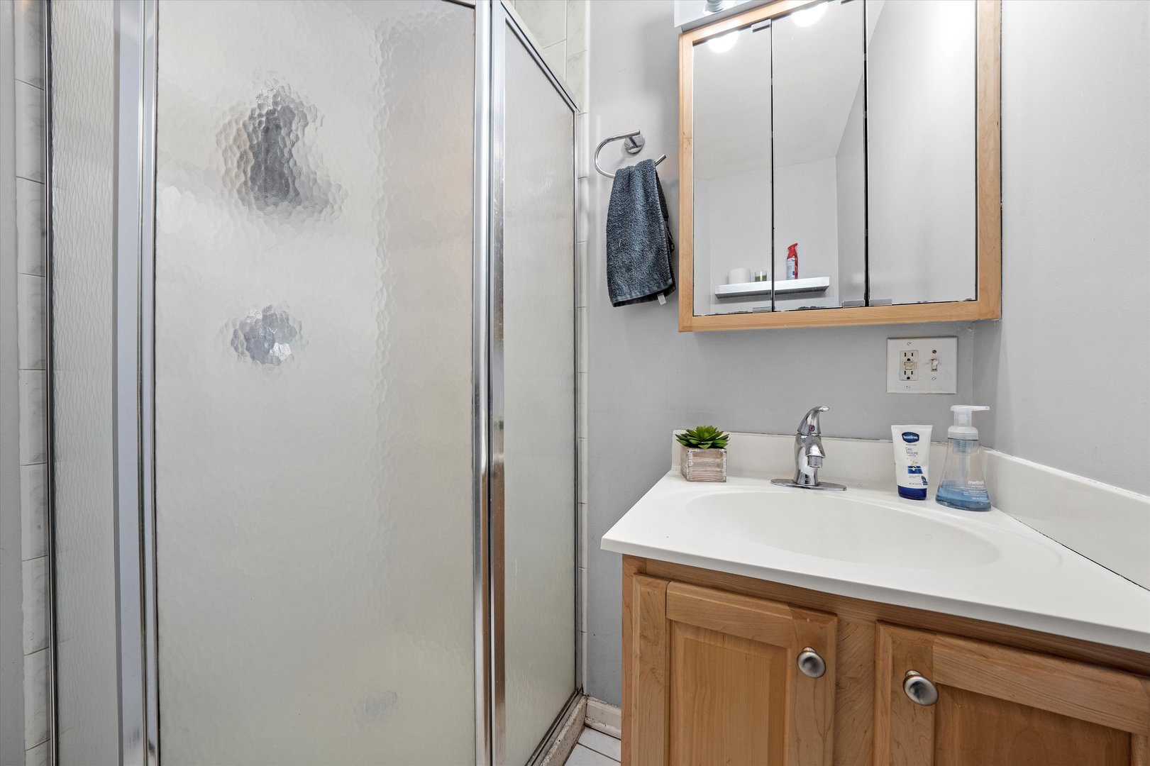 1545 N Bosworth Avenue Unit: 1W