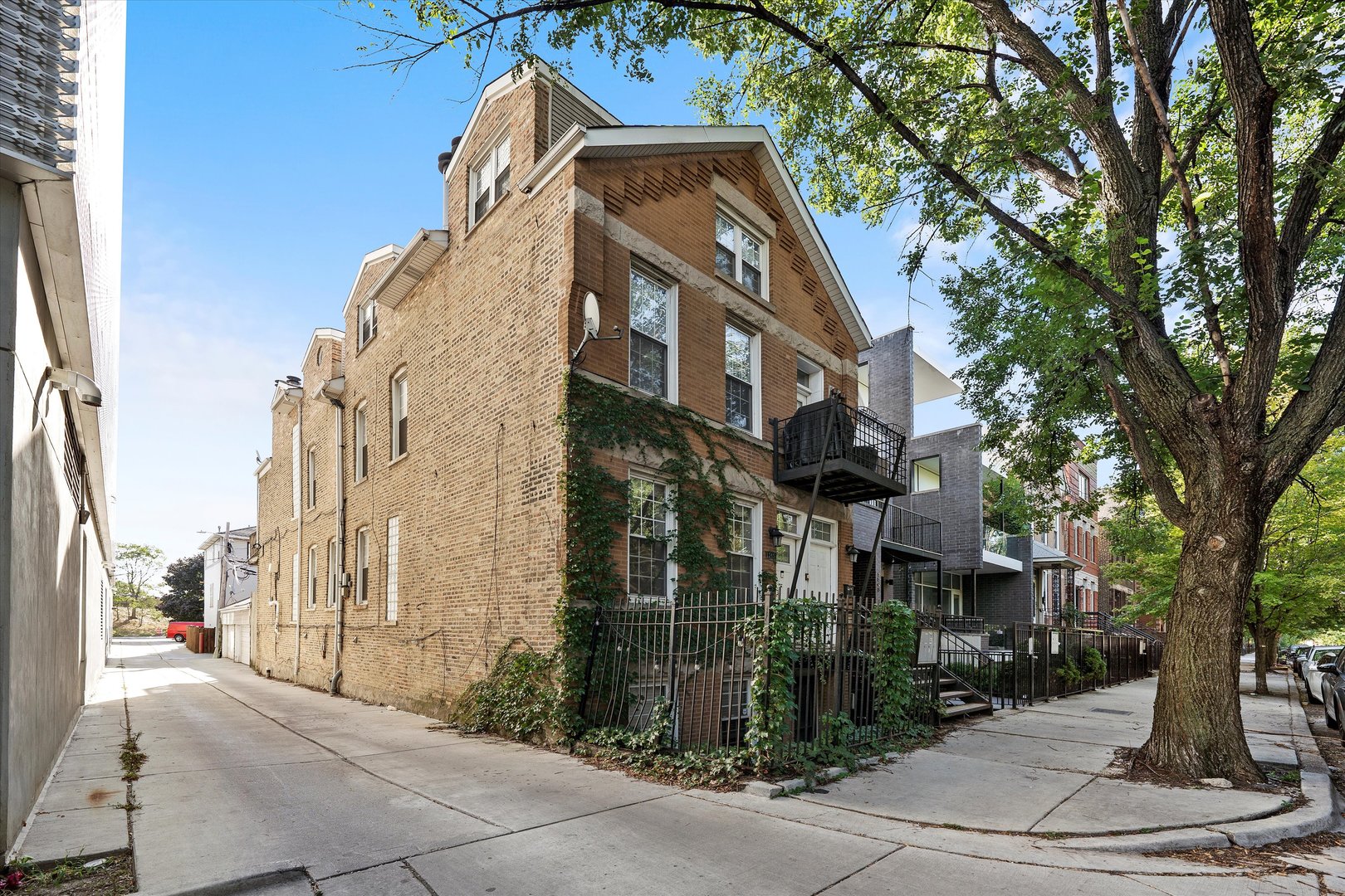 1545 N Bosworth Avenue Unit: 1W