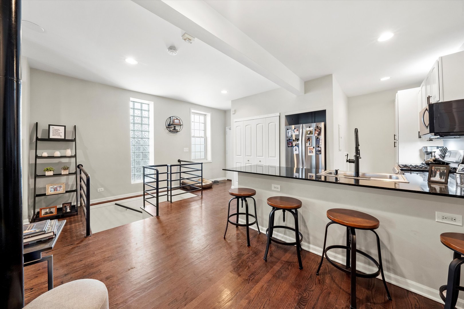 1545 N Bosworth Avenue Unit: 1W
