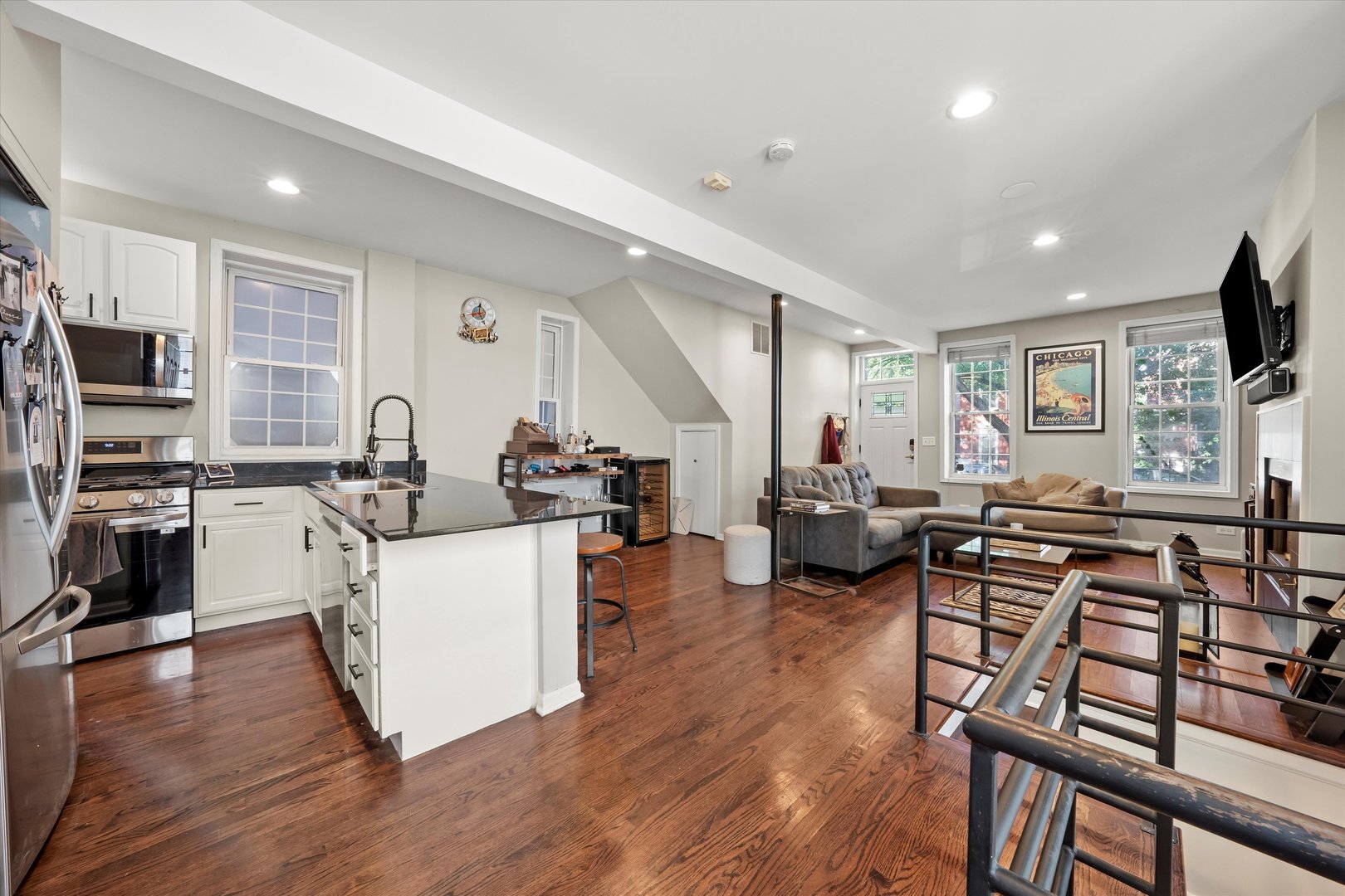 1545 N Bosworth Avenue Unit: 1W