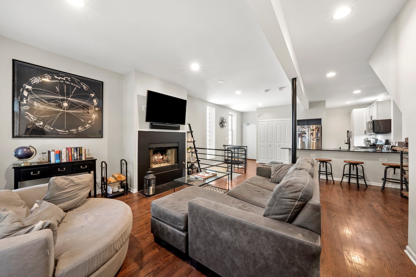 1545 N Bosworth Avenue Unit: 1W