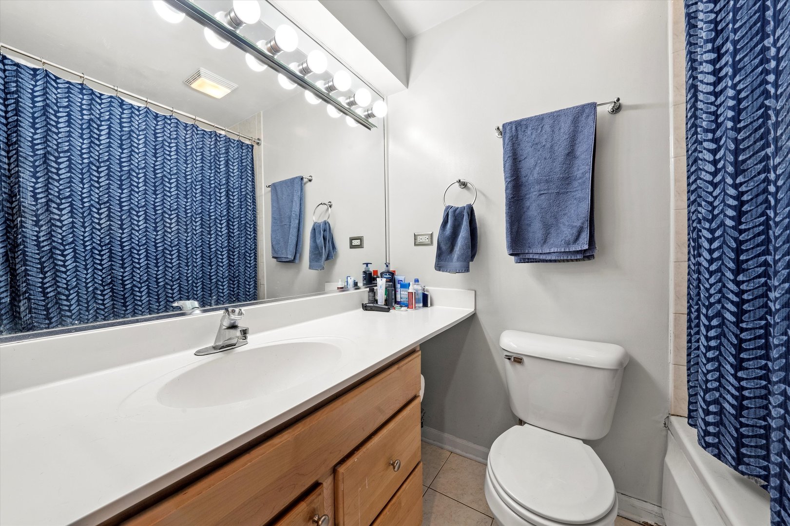 1545 N Bosworth Avenue Unit: 1W