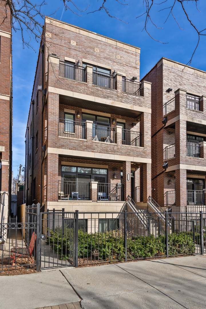 2731 N Southport Avenue Unit: 3