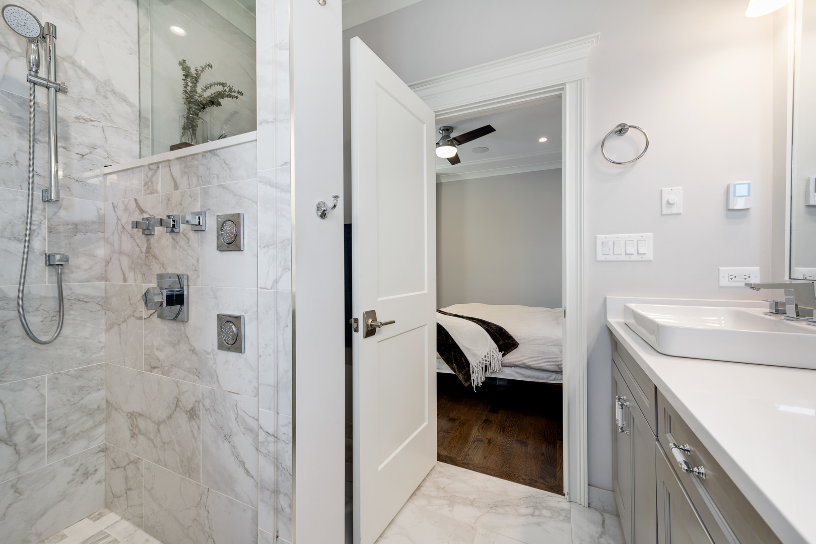 2731 N Southport Avenue Unit: 3