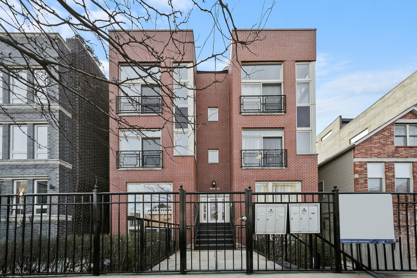 1421 W WALTON Avenue Unit: 2W