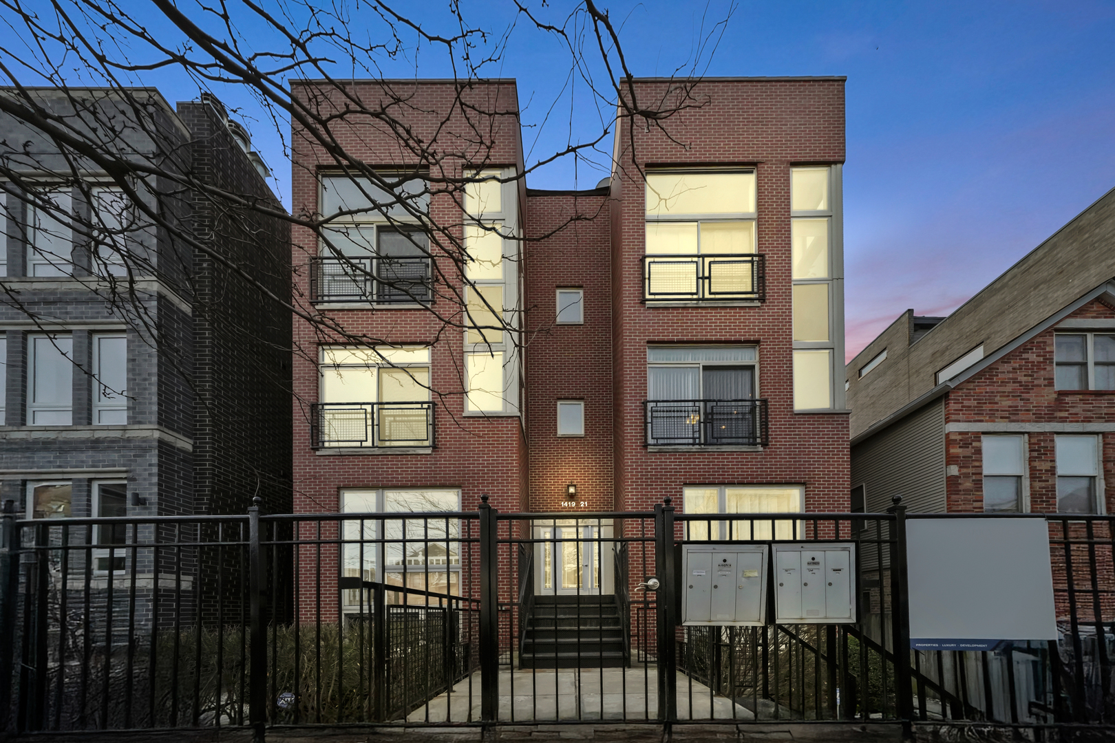 1421 W WALTON Avenue Unit: 2W