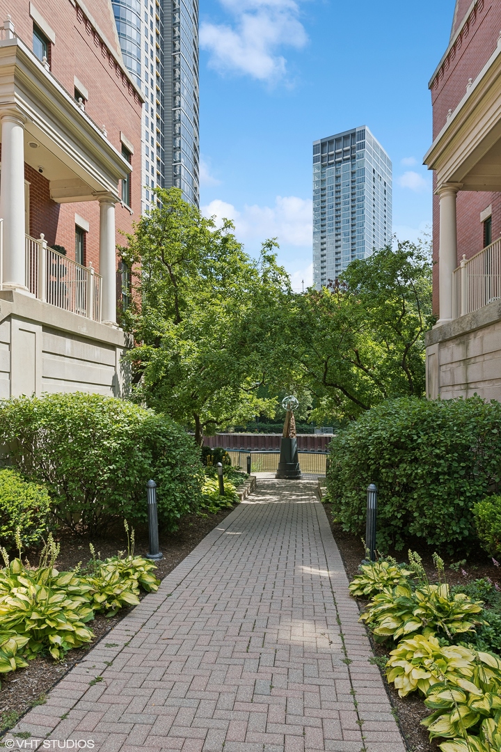 400 N Clinton Street Unit: 403