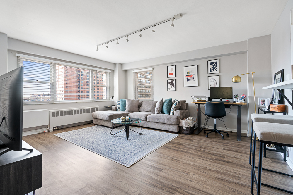 2909 N SHERIDAN Road Unit: 912