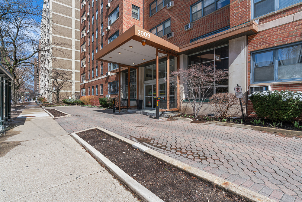 2909 N SHERIDAN Road Unit: 912