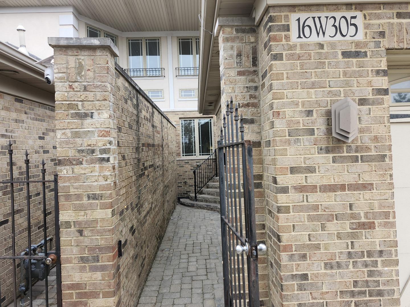 16W305 Shadow Creek Drive Unit: 305