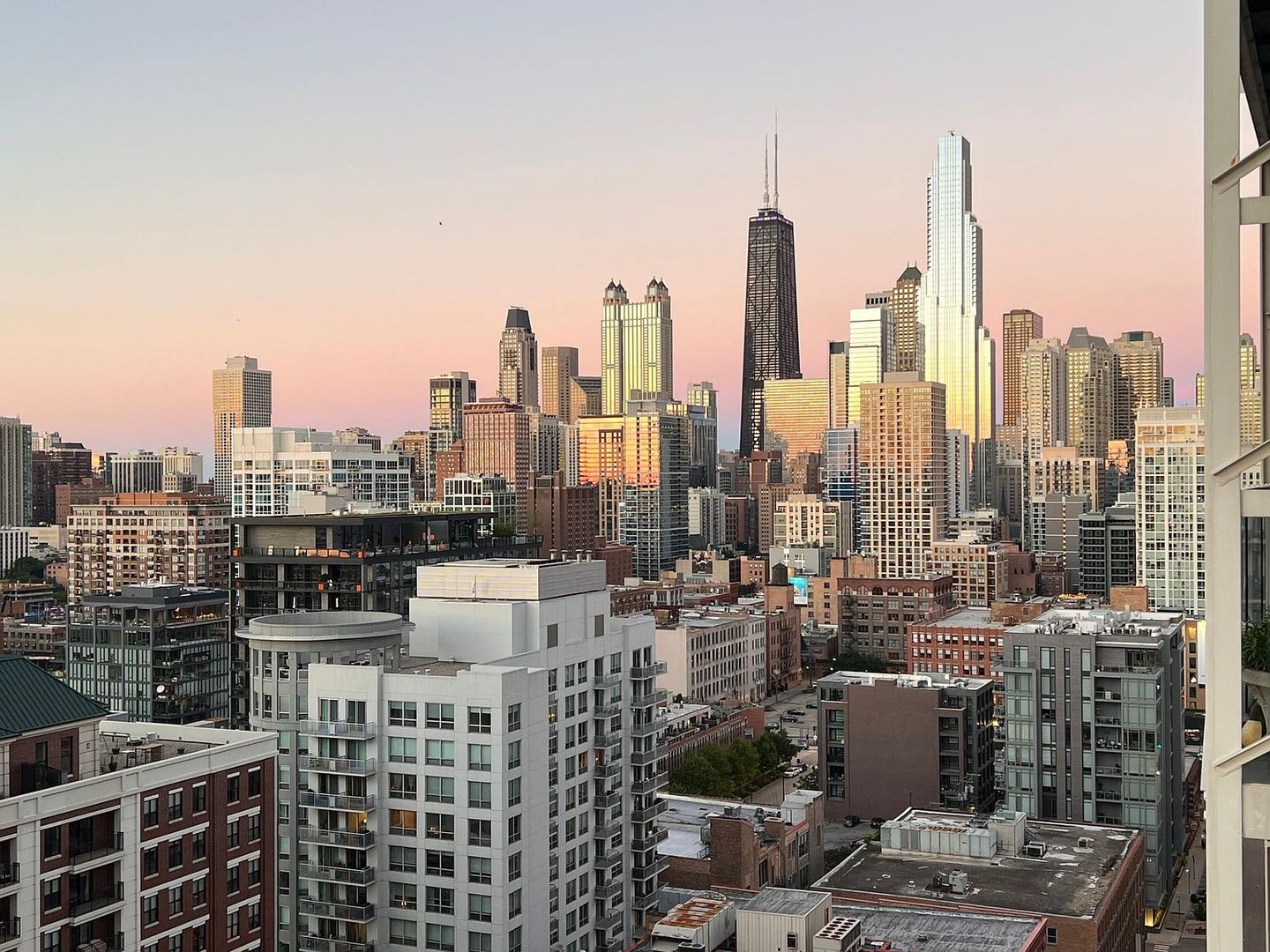 653 N Kingsbury Street Unit: 2004