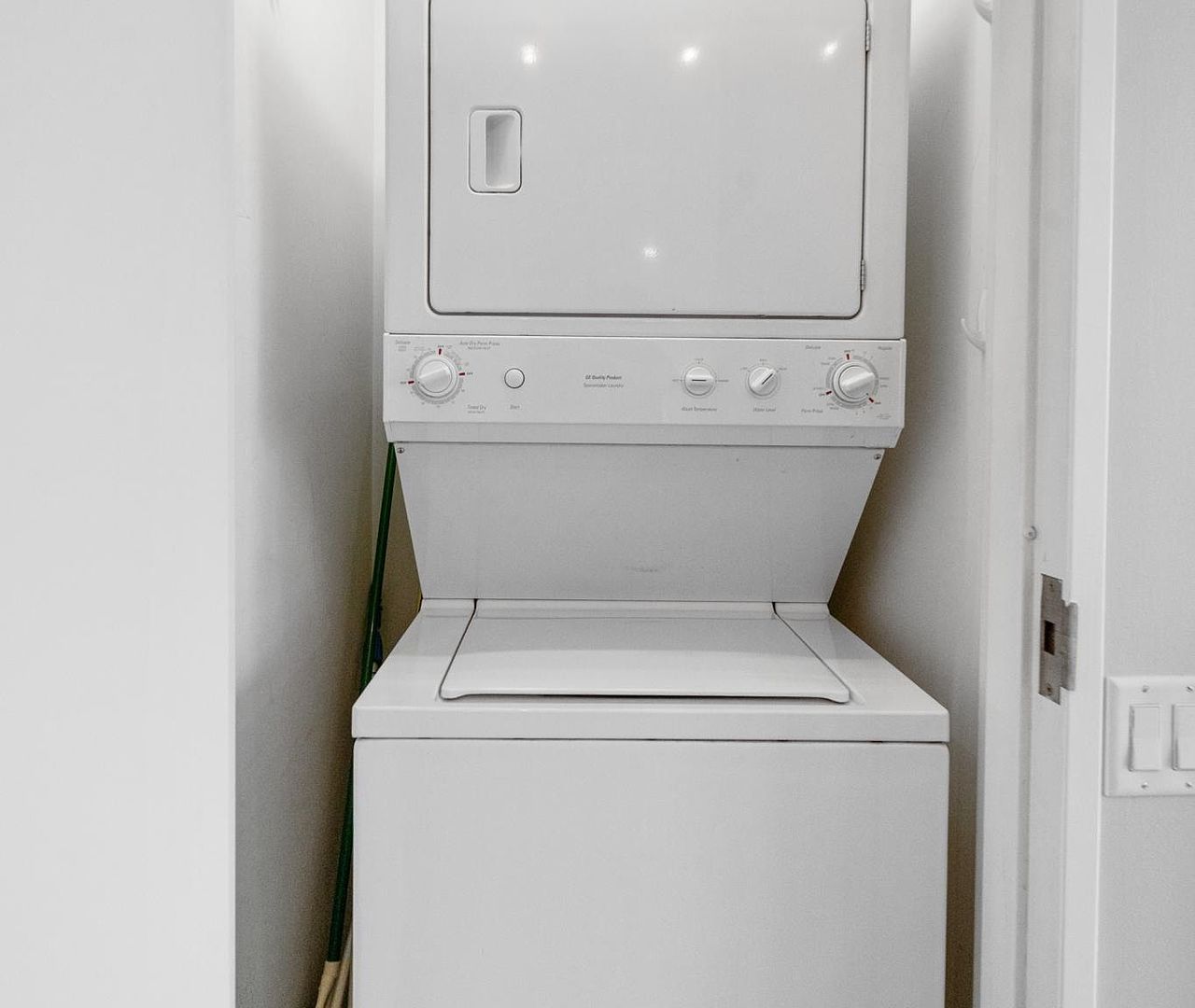 653 N Kingsbury Street Unit: 2004