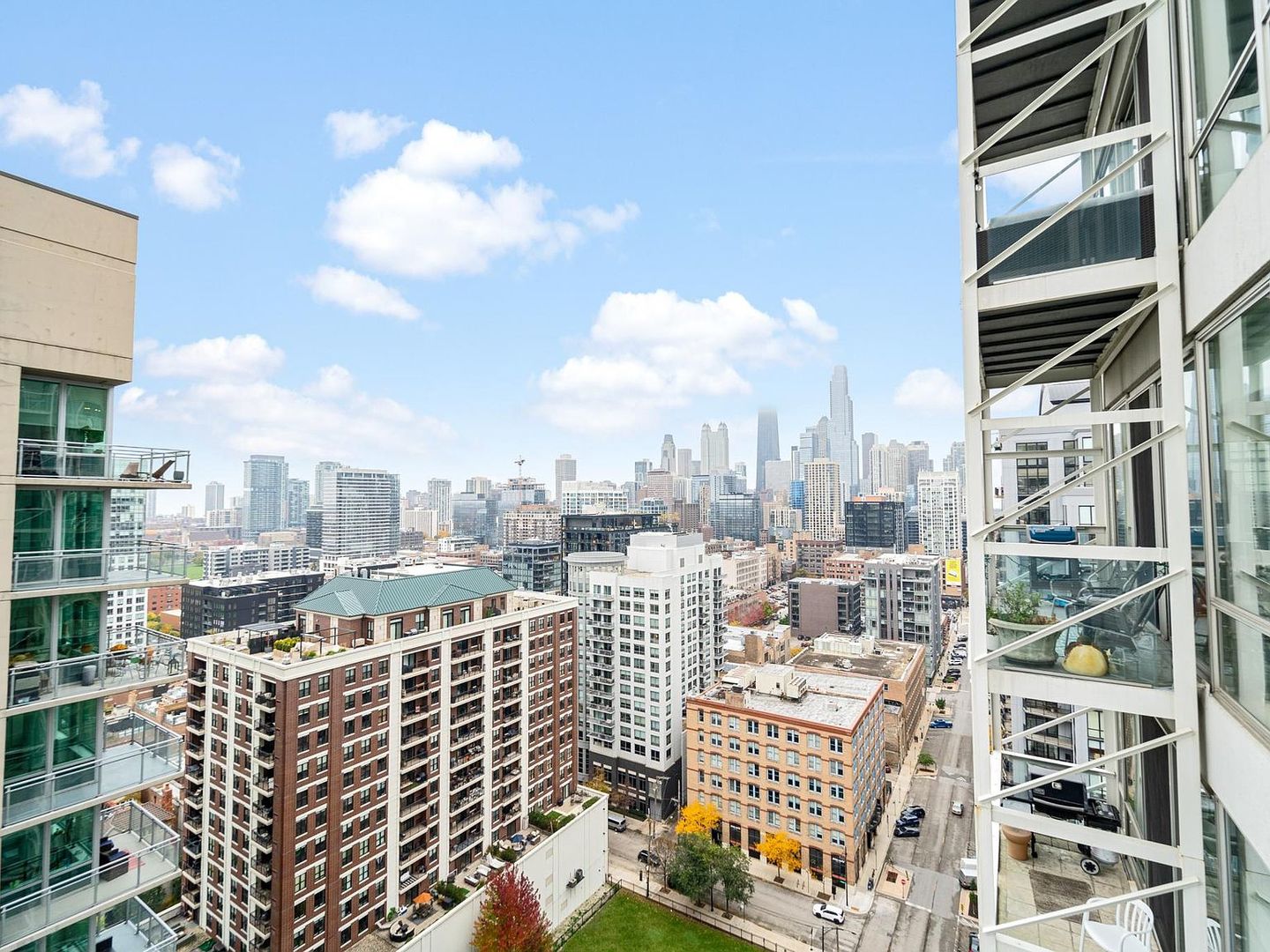 653 N Kingsbury Street Unit: 2004