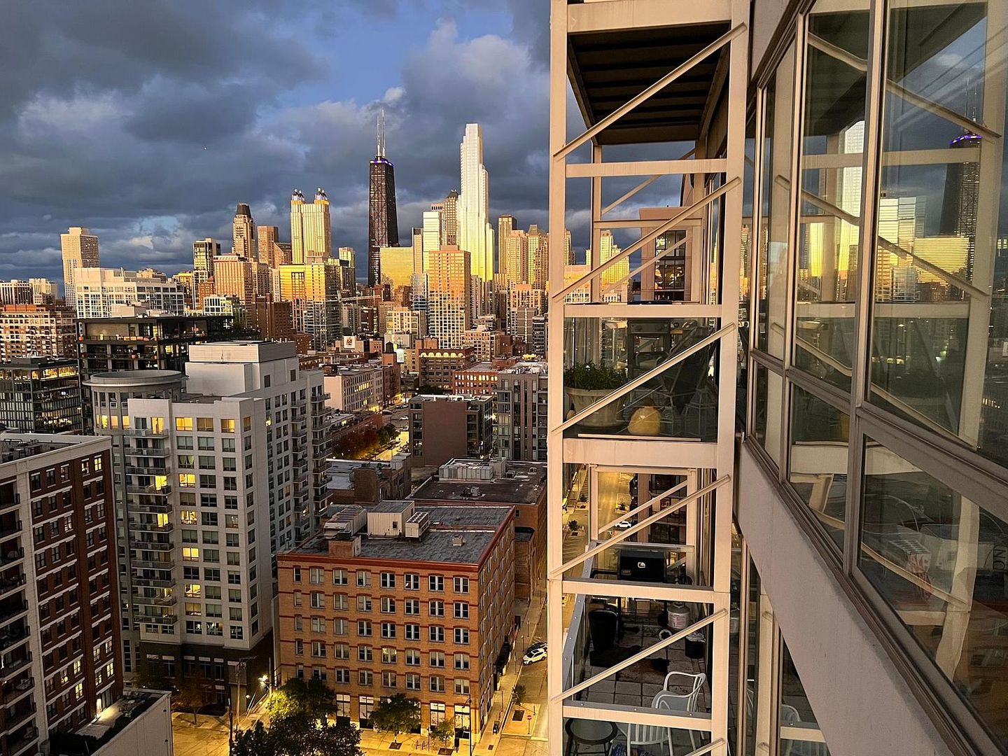 653 N Kingsbury Street Unit: 2004