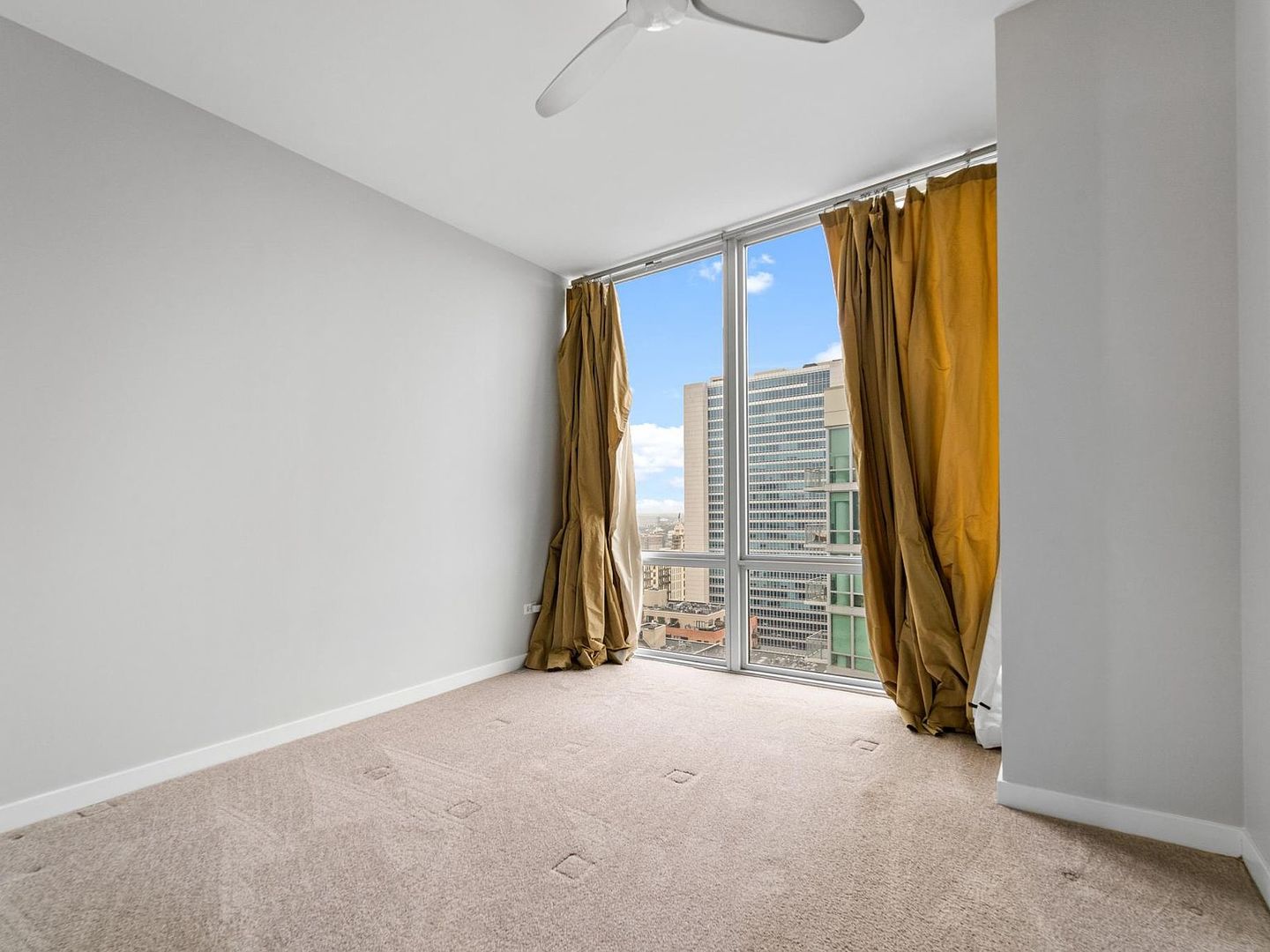 653 N Kingsbury Street Unit: 2004