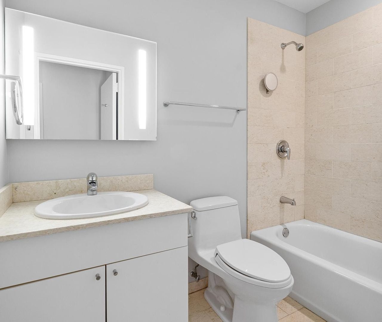 653 N Kingsbury Street Unit: 2004