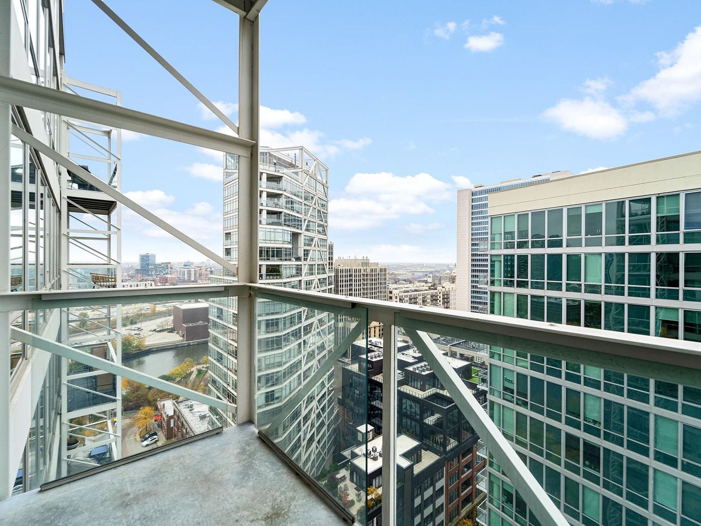 653 N Kingsbury Street Unit: 2004