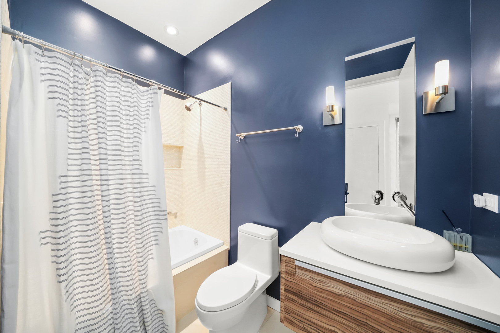 879 N Marshfield Avenue Unit: 3