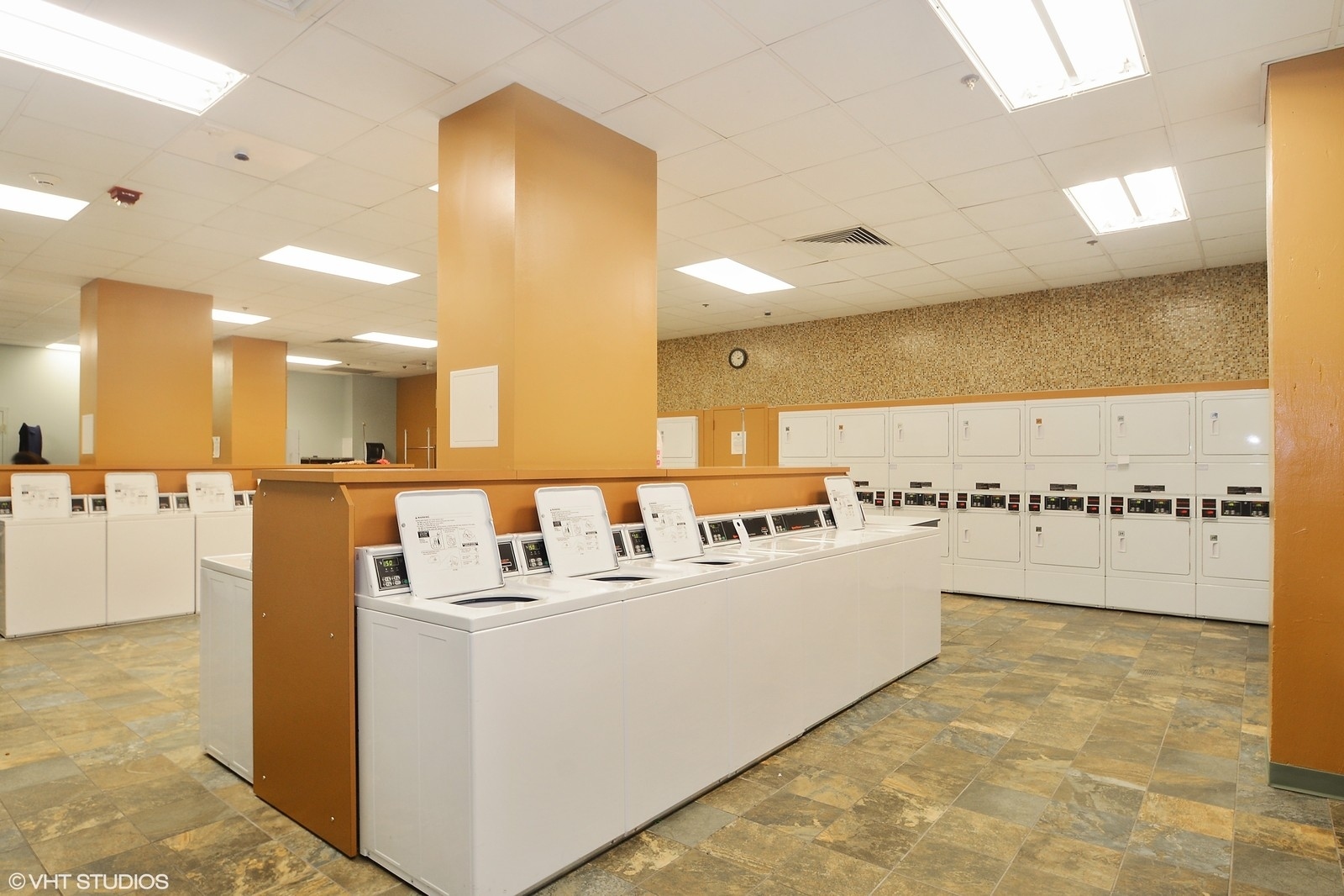 211 E Ohio Street Unit: 2017