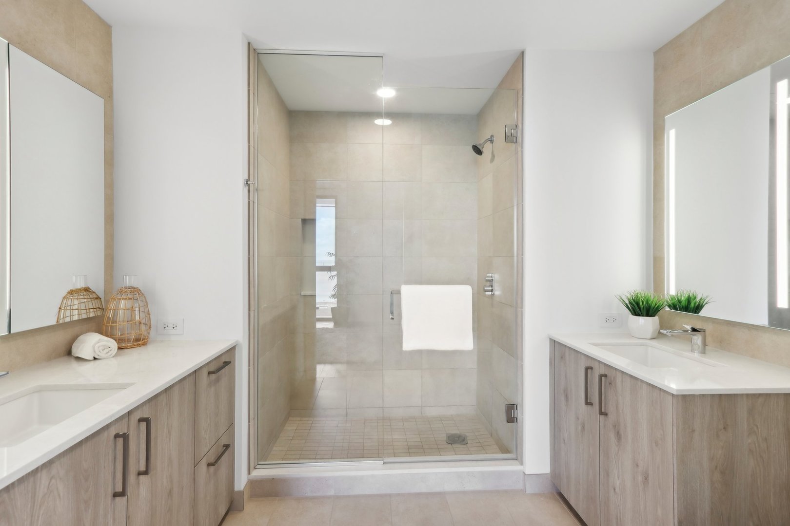 211 N Harbor Drive Unit: 1008