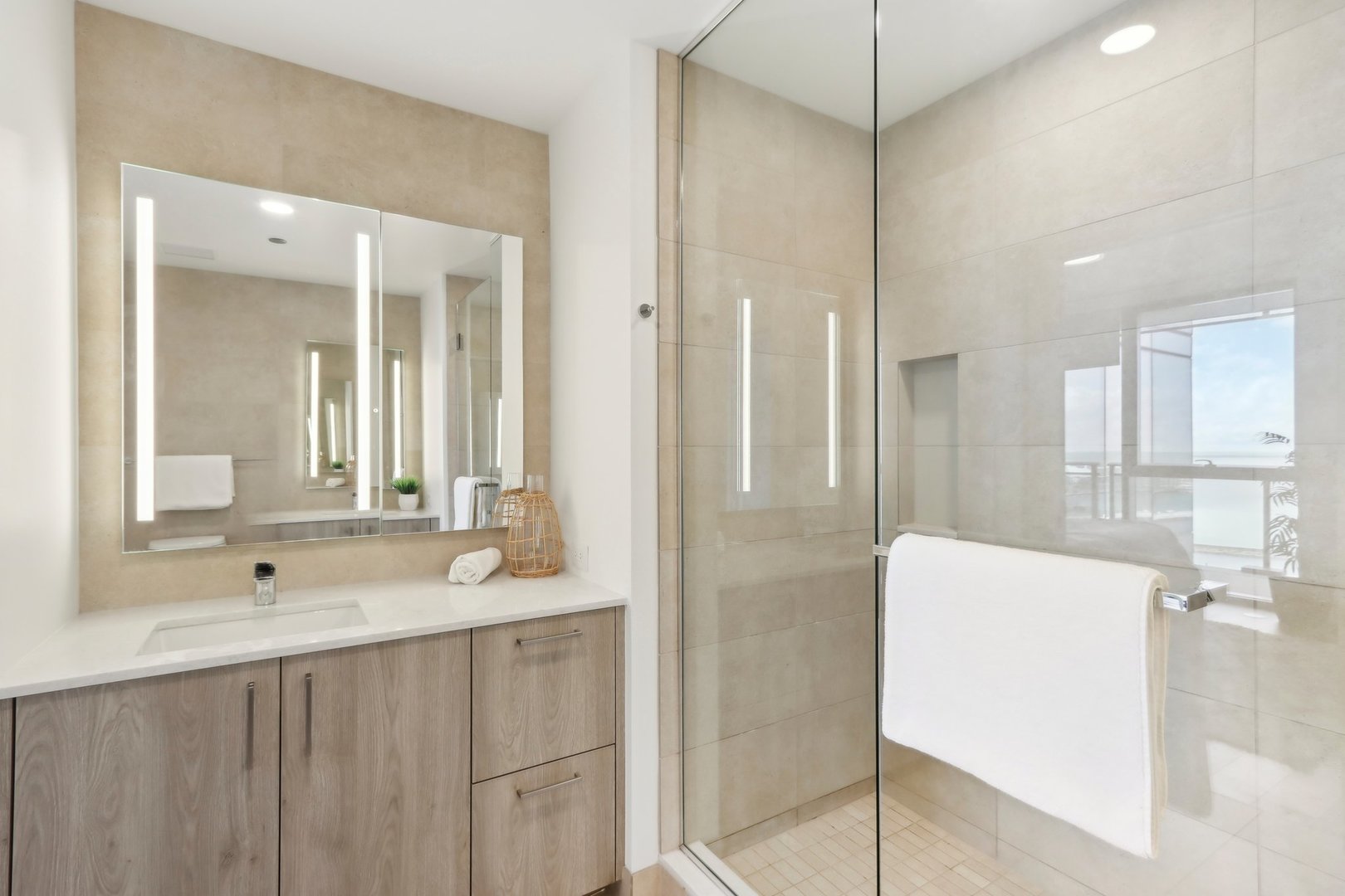 211 N Harbor Drive Unit: 1008