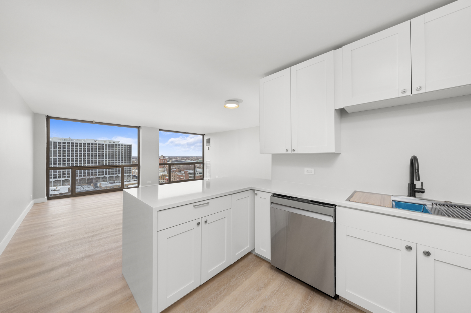 4343 N Clarendon Avenue Unit: 1505