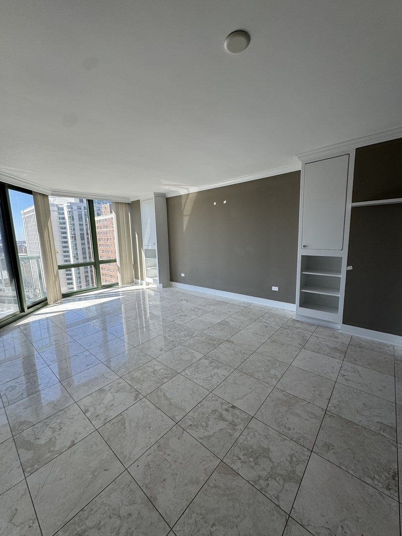 111 W MAPLE Street Unit: 911