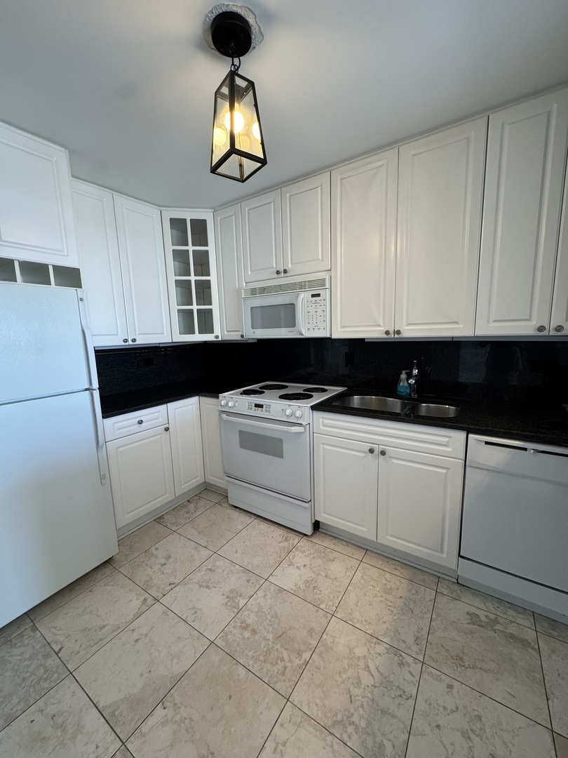 111 W MAPLE Street Unit: 911