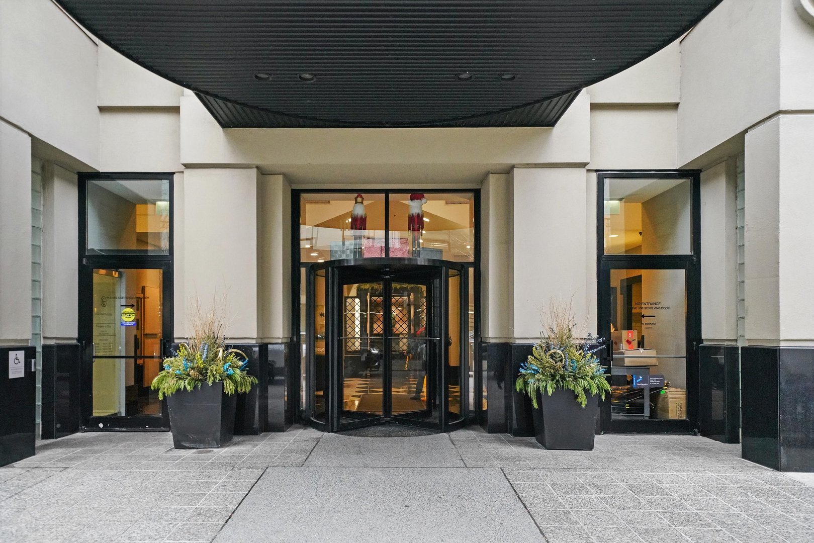 111 W MAPLE Street Unit: 911