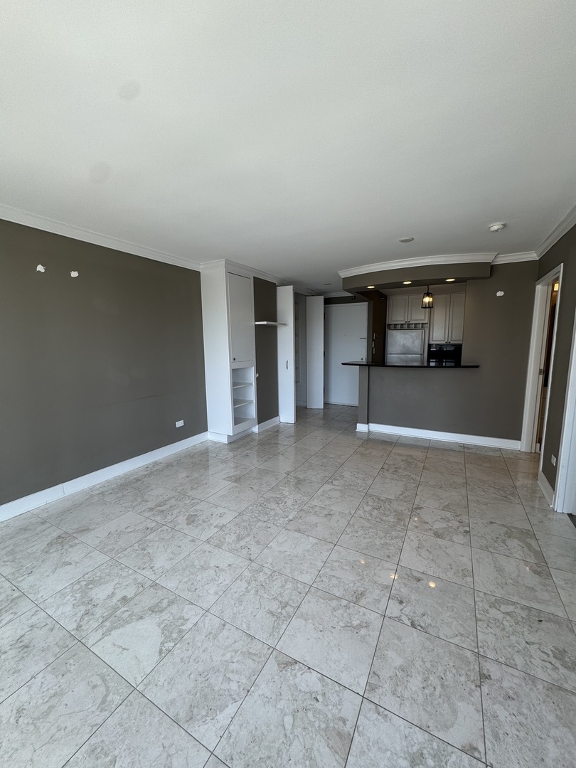 111 W MAPLE Street Unit: 911