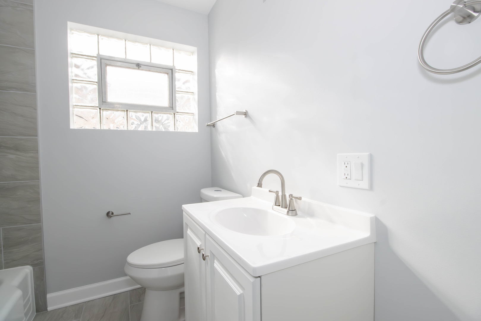 9048 S LUELLA Avenue