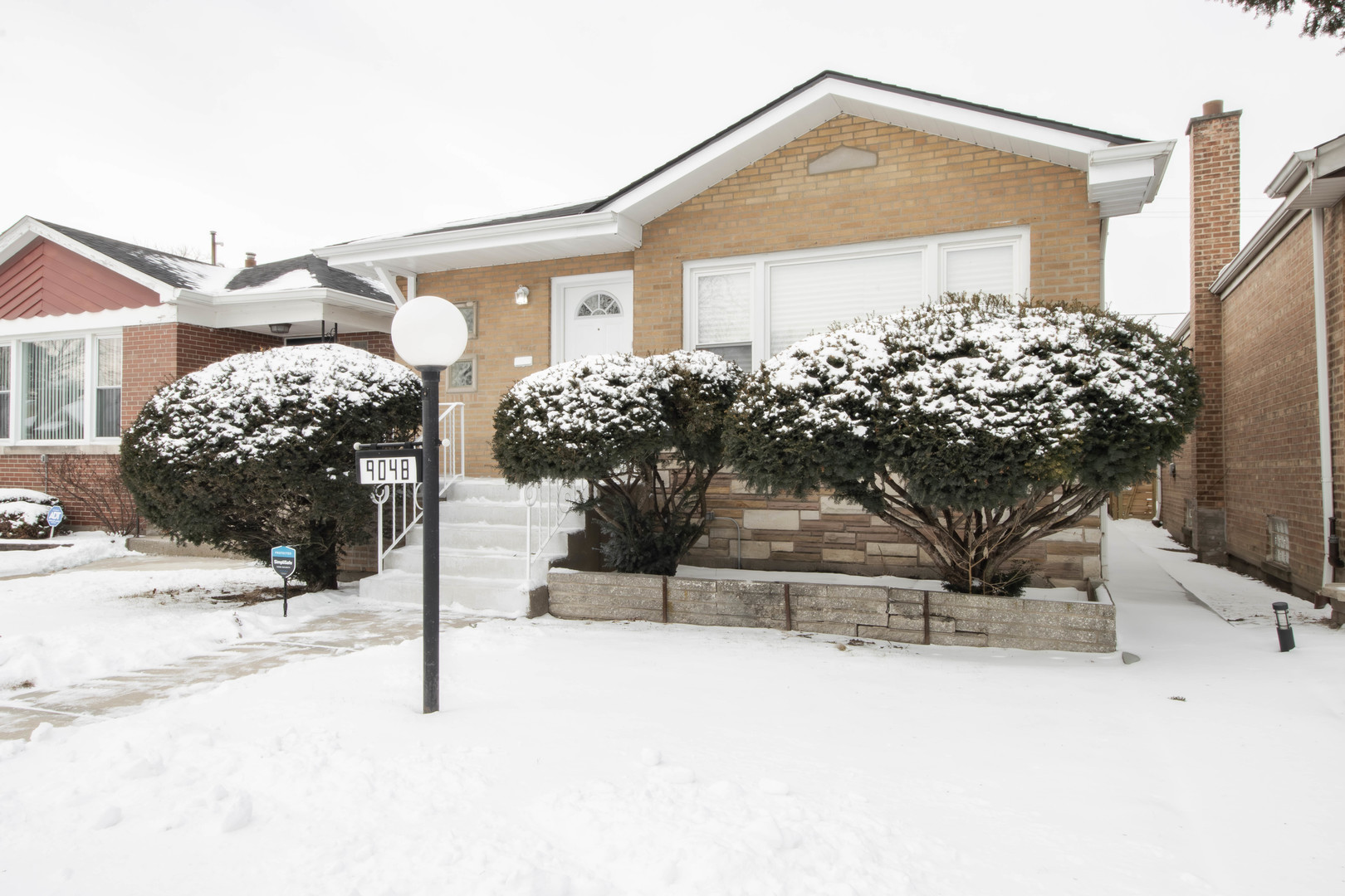 9048 S LUELLA Avenue