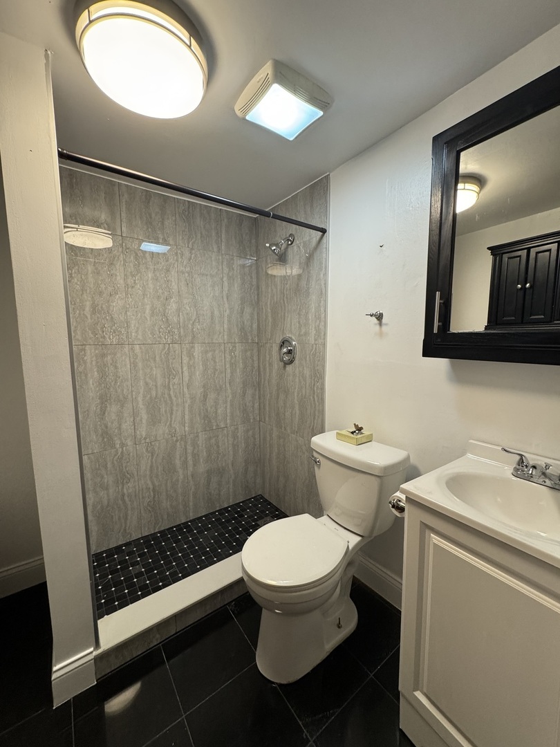 1913 W Cuyler Avenue Unit: 3