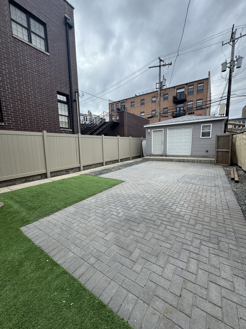 1913 W Cuyler Avenue Unit: 3