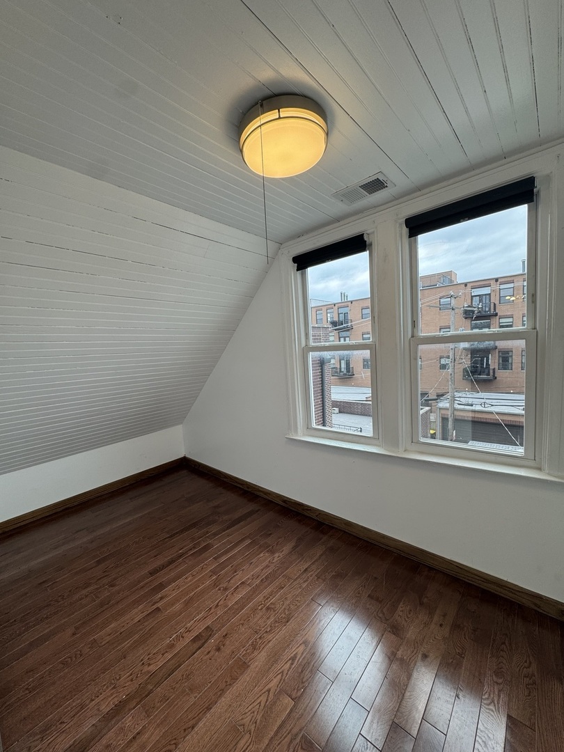 1913 W Cuyler Avenue Unit: 3