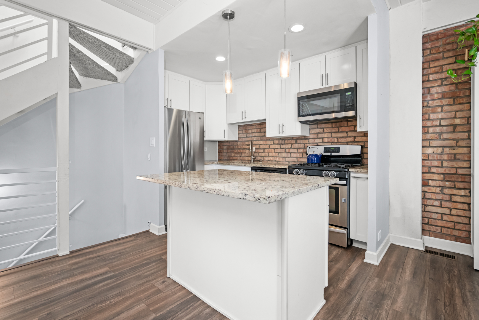 1719 N MOHAWK Street Unit: F