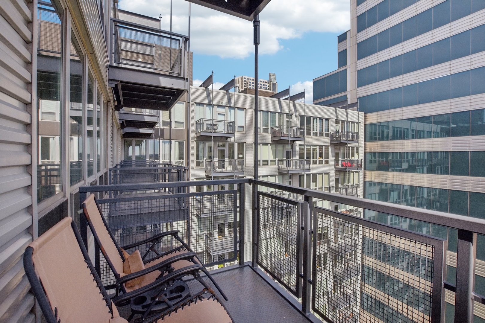 565 W Quincy Street Unit: 1711