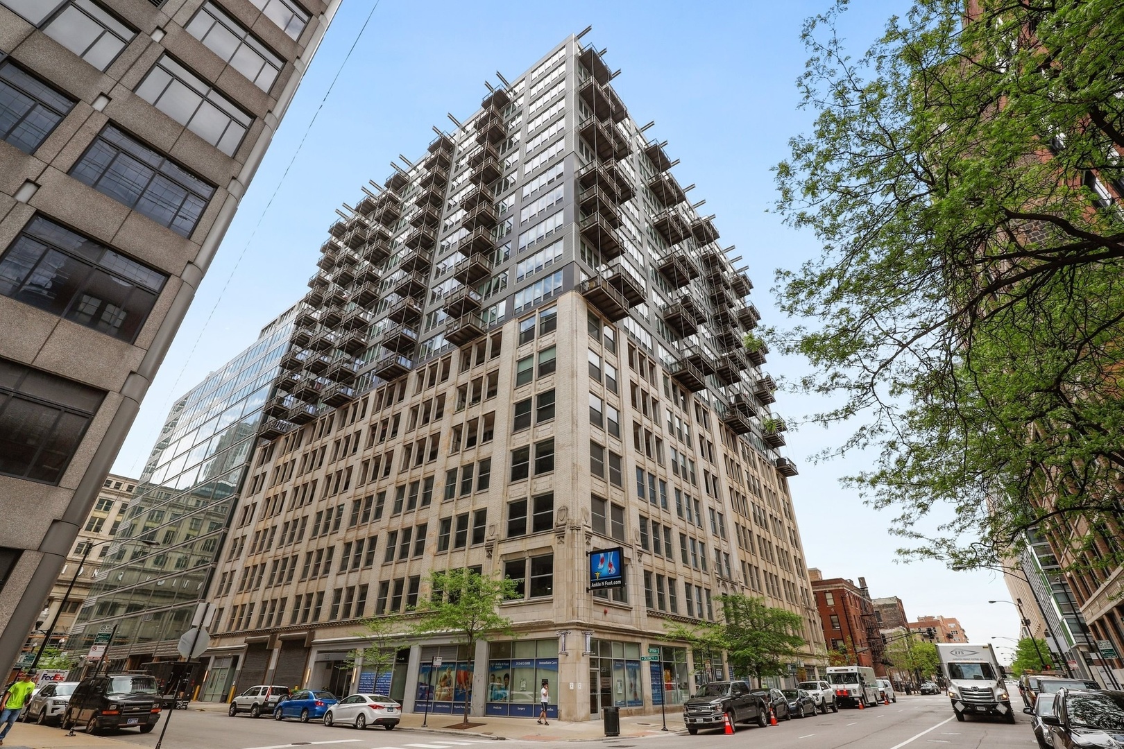 565 W Quincy Street Unit: 1711